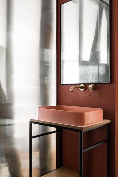 Amazing Flat In An Amazing Montmartre Street Apartment